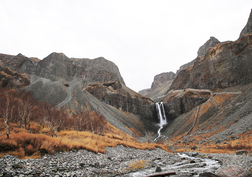 我们乘坐回程车,来到长白山的第一名胜长白飞瀑,远远地就听到瀑布从